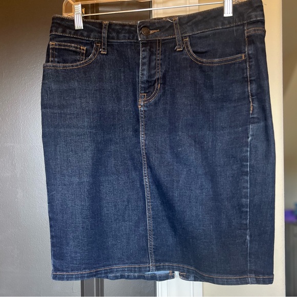 Old Navy Dresses & Skirts - 🩵💙 Size 8 Denim Skirt by Old Navy